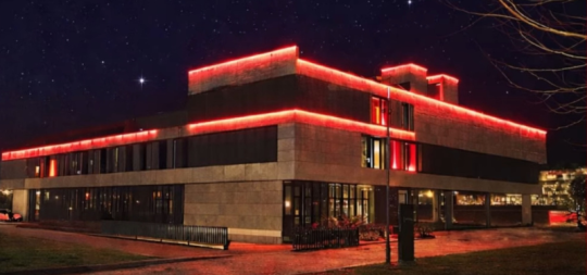 Imagen de la noticia: El Ayuntamiento del Valle de Egüés se ilumina de rojo para visibilizar la hemocromatosis