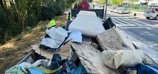 Imagen de la noticia: Un dispositivo municipal de 16 personas retira residuos y elementos de riesgo en el Barranco Grande dentro del PAMIF
